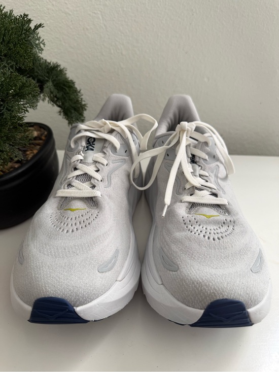 Hoka Arahi 8 Men size 13 White Athletic Shoe with Yellow Laces and Navy Logo main image 9